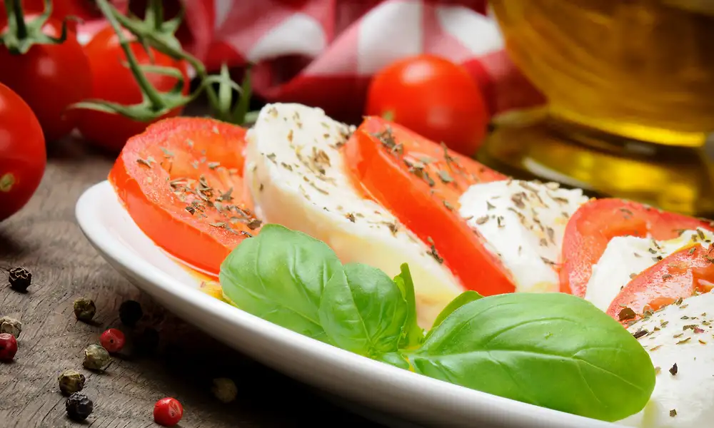 Mozzarella-tomaattisalaatti