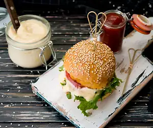 Broileri-vuohenjuustohampurilainen