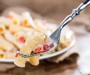 Kinkku-pastasalaatti