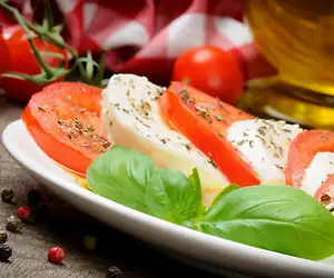 Mozzarella-tomaattisalaatti