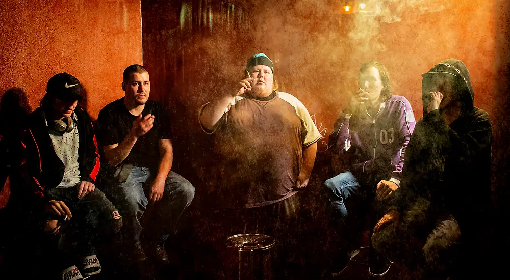 Logged in : Neljän seinän sisällä