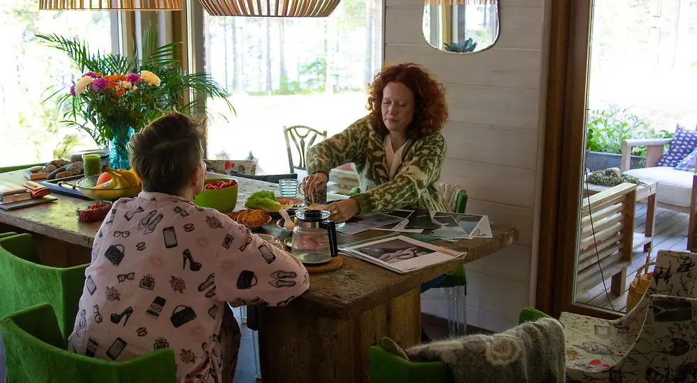 Yökylässä Maria Veitola