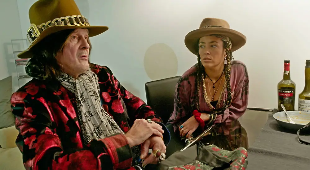 Yökylässä Maria Veitola