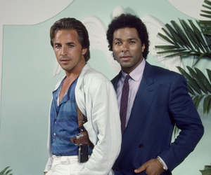 Ooo, mitkä tyyligurut: Miami Vice - Kengät ilman sukkia! Reiskat silmillä! Puvun alla vain t-paita!