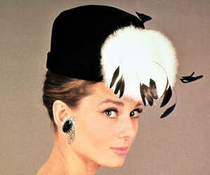 Jättihinta Hepburnin käyttämästä Givencyn puvusta huutokaupassa - Klassikkoleffassa upeat puvut