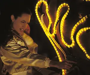 TV-VINKKI: Angelina Jolie tykittää - Lara Croft tomb raider ei jätä ketään kylmäksi