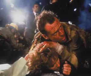 Nyt pukkaa jouluklassikkoa tv:stä! Bruce Willis tykittää - Die Hard - vain kuolleen ruumiini yli