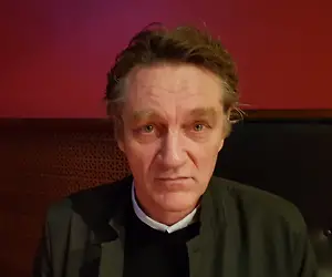 Ville Virtanen katsoo maailmaa - tai ainakin leffoja “pinkit lasit” päässä