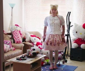 TV-dokumentti: Miksi suomalainen mies haluaa olla Jenni-tyttö, Hello Kitty -hoivakodin perustaja?