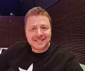 Jaakko Saariluoma lapsuusmuiston äärellä: "Mun broidi osasi niitä repliikkejä ulkoa"