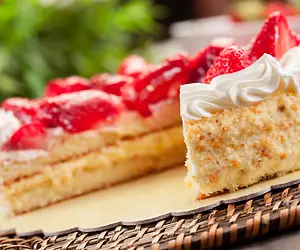 Mansikkatäytekakku on kesän ykköskakku - Katso tästä helppo mansikkatäytekakun resepti!