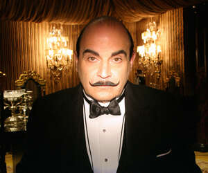 Nyt olisi viiksekästä herraseuraa tarjolla iltapäivän iloksi! Hercule Poirot murhamysteerin kimpussa