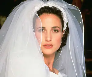 Nyt on klassikkoa tarjolla! Neljät häät ja yhdet hautajaiset -leffa TV:stä!