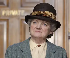 TV-VINKKI: Agatha Christie -jännitystä luvassa, Miss Marple ratkoo rikoksia - Kuoleman sininen kukka