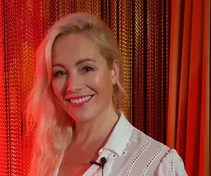 54-vuotias Anne Kukkohovi jakoi eroottisia kuvia -Verkkosukat eivät jätä mitään arvailujen varaan...