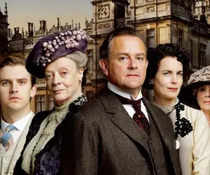 Downton Abbey -leffaa pukkaa kotisohville - Ikävä uutinen sarjan faneille!