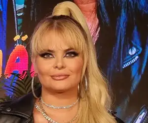 Ei pakkanen pane pikkubikineissä! Erika Vikman ökylomalla - Jopa drinkit ovat luksusta!