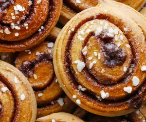 Hyvää korvapuustipäivää! Näin leivot täydelliset korvapuustit - Katso ohje tästä!