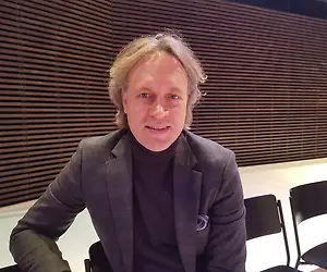 Kape Aihinen kavahtaa uusia vege-tuotteita: “Tutkikaa hyvät naiset ja herrat, että mitä niissä on!