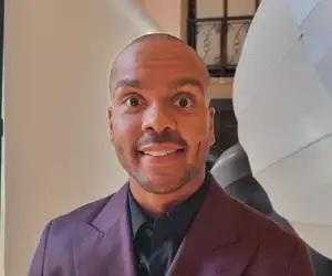 Poikkeuksellinen hetki! Ernest Lawson esittelee Nelli-rakkaansa - Vaimo hurmaa kuvassa!