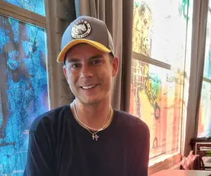 Suorat sanat äidiltä! Niko Saarinen saa rakkausasioissa napakkaa tekstiä Outi-äidiltä